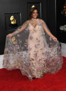 <p>Wie auch Taylor Swift brachte Mickey Guyton Frühlingsstimmung zu den Grammys: Der Clou an dem Valentino-Kleid ist das Chiffon-Cape, das mit bunten Blumen und Schmetterlingen bestickt ist. (Bild: Kevin Mazur/Getty Images for The Recording Academy )</p> 