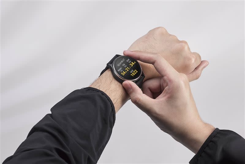 ASUS VivoWatch 6新增生物電阻抗BIA感測器，使用者只需將姆指與食指分別輕觸錶身及錶框，便可得知體脂、水份、骨骼肌、基礎代謝率等身體組成數據。（圖／品牌業者提供）