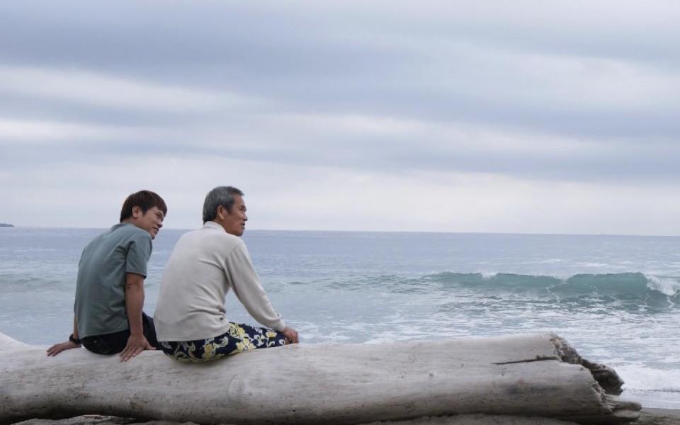 舒米恩（左）因拍攝短片，來到爸爸平日運動的海邊。（夢田影像提供）