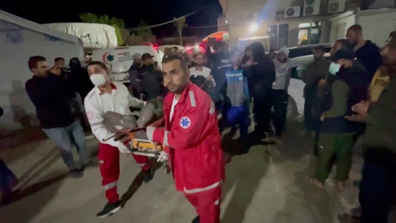 Los paramédicos trasladan el cuerpo de un trabajador de World Central Kitchen, en Deir Al-Balah, en el centro de la Franja Gaza