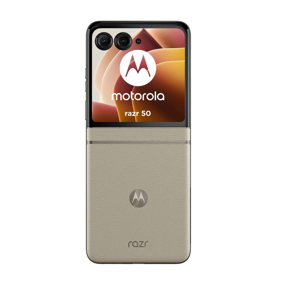 <p>Alleged leaked product images of Motorola’s 2024 foldable phone.</p>
