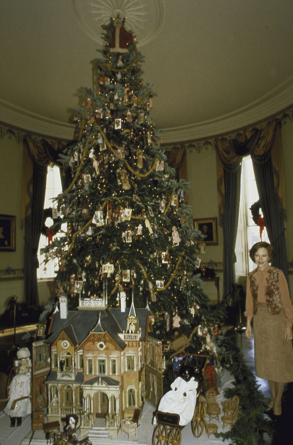 <p>In 1978, Carter decorated the Blue Room tree with antique toys lent to the First Lady by the Margaret Woodbury Strong Museum. </p>