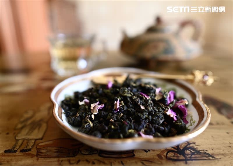「先喝道」的「花開茉綠茶」「極品玫瑰烏龍茶」憑藉出色的平衡性、乾淨的茶香、良好的茶質、迷人風味和口感而脫穎而出。。（圖／翻攝畫面）