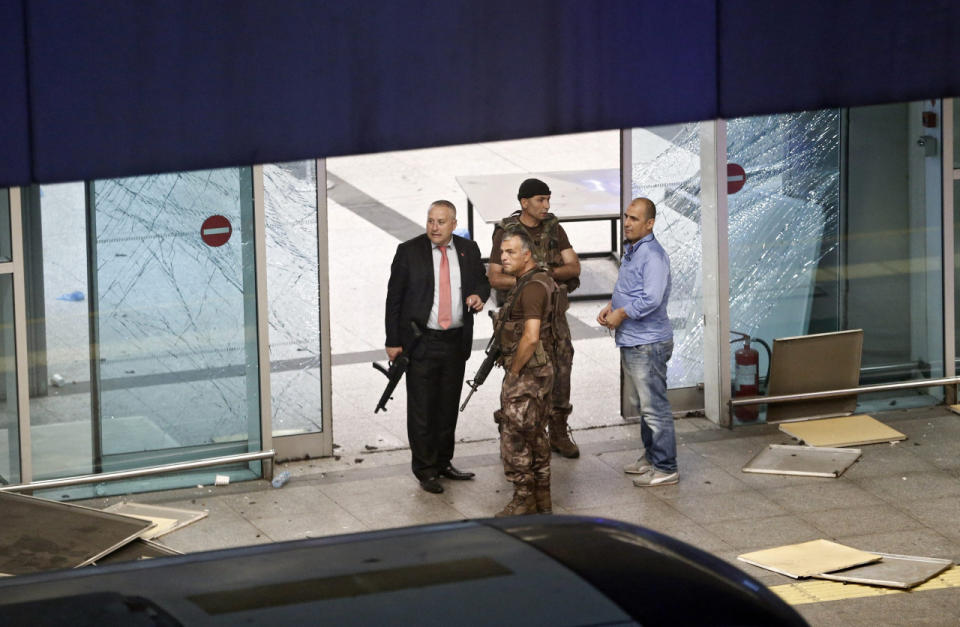 Miembros del Ejército, armados, vigilan la entrada del aeropuerto (Reuters).