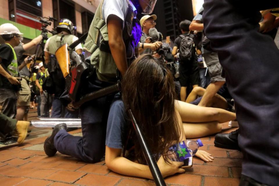 警方旺角清場驅散示威者　多人被按在地上遭制伏 (Getty Images)