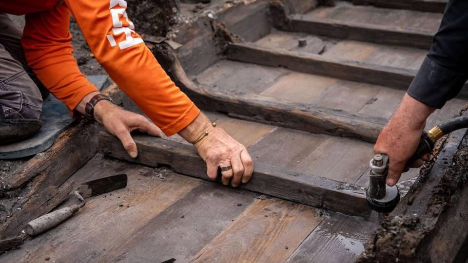 Brigada que trabajaba en la construcción en la ciudad más vieja de la Florida, descubre barco que naufragó hace siglos. Los arqueólogos dirigieron las excavaciones.