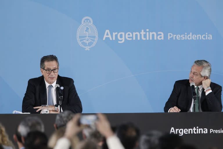 Miguel Ángel Pesce y Alberto Fernández en la presentación de la nueva familia de billetes (Foto: Rodrigo Néspolo/LA NACION)