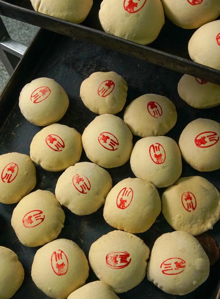 從台南發跡、紅遍全台的「香餅」，餅皮圓澎、內裡裹了層糖漿，是這裡的紅牌伴手禮，也常在台南各樣的文化活動上，擔任台南甜點代表。（180元／10顆）