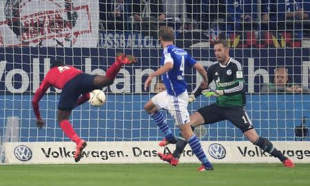 Hertha Berlin's Salomon Kalou (L) scores a goal against Schalke 04 during their Bundesliga first division soccer match in Gelsenkirchen, Germany October 17, 2015. REUTERS/Ina Fassbender