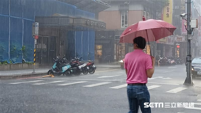 今日至下週二（28日）北台灣受微弱東北風影響，有局部降雨機率。（示意圖／資料照）