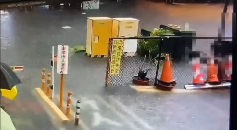 高姓女子冒雨涉水疑似觸電，送醫急救仍命危。      圖：高市鳳山警分局提供