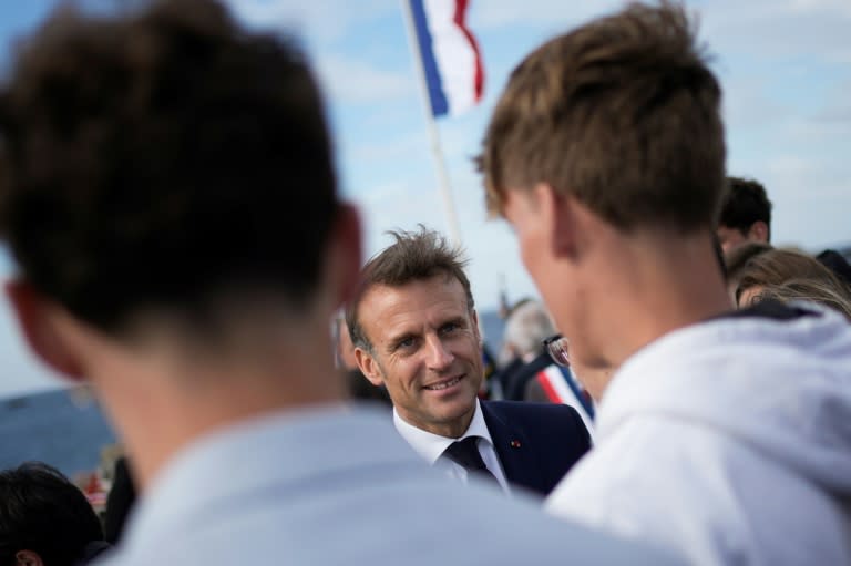 El presidente de Francia, Emmanuel Macron, dialoga con unos residentes en la isla de Sein el 18 de junio de 2024, tras una ceremonia en la Cruz del Recuerdo (Christophe Ena)