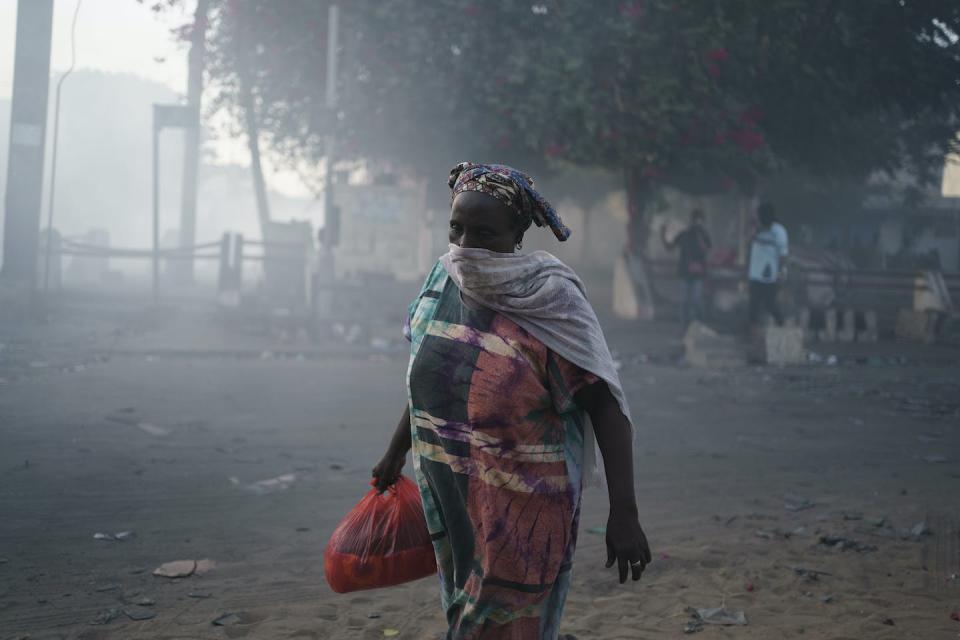 Des affrontements ont lieu entre des manifestants et des policiers antiémeute dans un quartier de Dakar, au Sénégal, le 3 juin 2023. (AP Photo/Leo Correa)