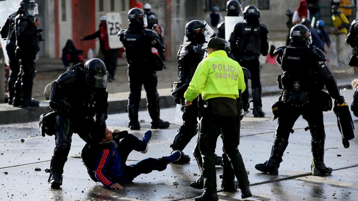 Die Polizei verhaftet einen Demonstranten während eines Anti-Regierungs-Protests in Bogotá.