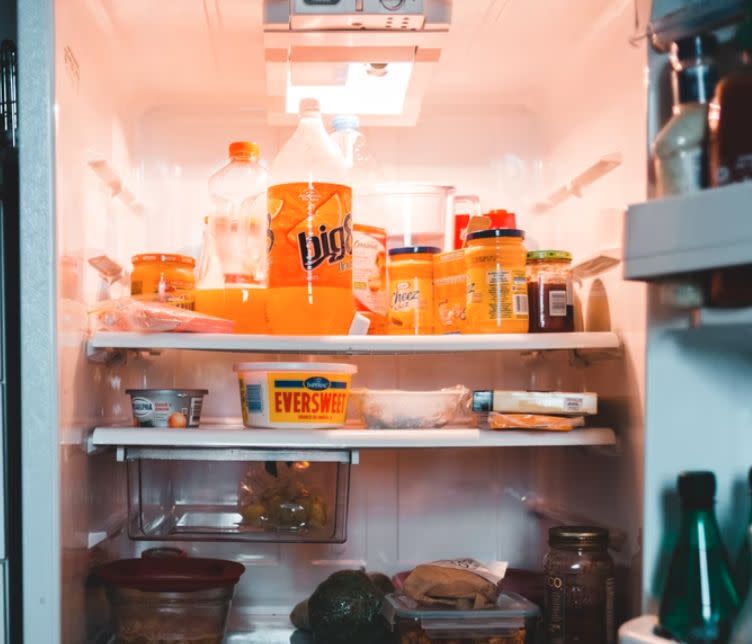 ▲網友發現老公站在廚房偷喝冰箱內的乳汁......讓人妻超衝擊。（示意圖／取自unsplash）