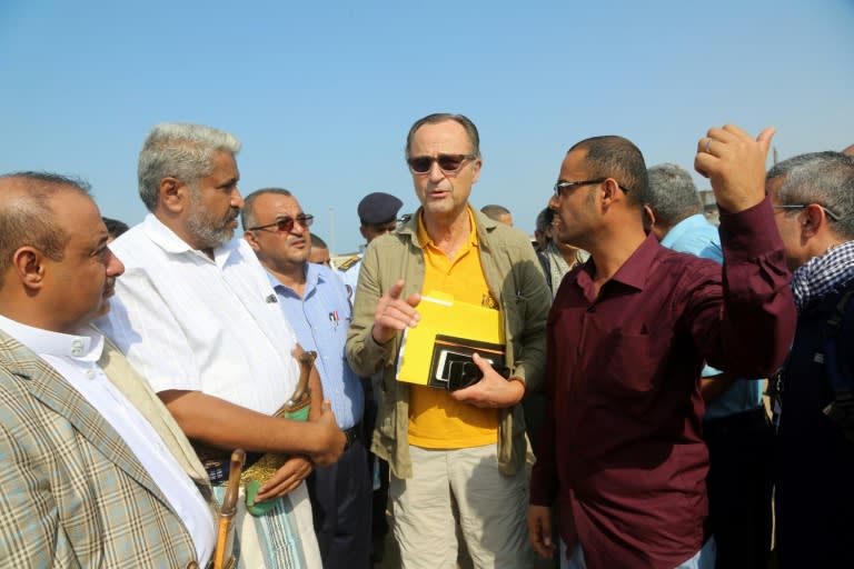 Retired Dutch General Patrick Cammaert (C) arrives at the Yemeni port of Hodeida on December 29, 2018 to head a United Nations mission to monitor a ceasefire