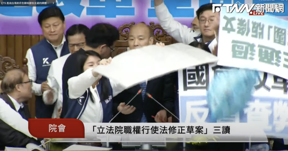 國會改革開始三讀，綠委丟巨大「垃圾」上主席台　韓國瑜不悅喊：「讓主席宣讀好不好」