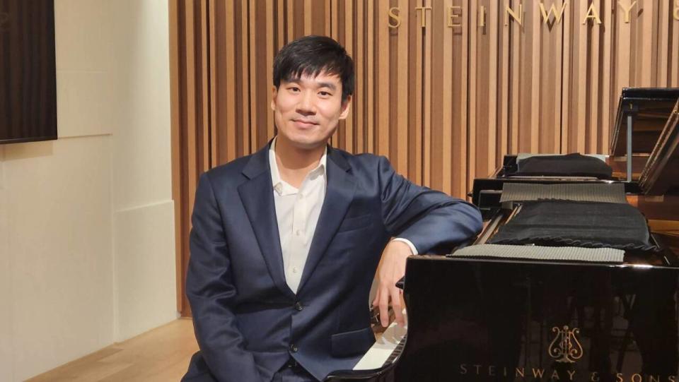 曾摘下2016年日本仙台國際音樂大賽銀獎與觀眾獎的鋼琴家汪奕聞，今年4月14日將首度登上國家音樂廳舉辦獨奏會。(江昭倫 攝)