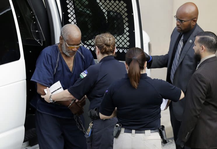 James Mathew Bradley Jr. a su llegada a la corte donde se le presentaron cargos por la muerte de 10 inmigrantes. (AP Photo/Eric Gay)