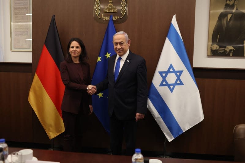 Benjamin Netanyahu (R), Israel's Prime Minister, welcomes Annalena Baerbock (L), Germany's Foreign Minister, ahead of a joint meeting. Ilia Yefimovich/dpa