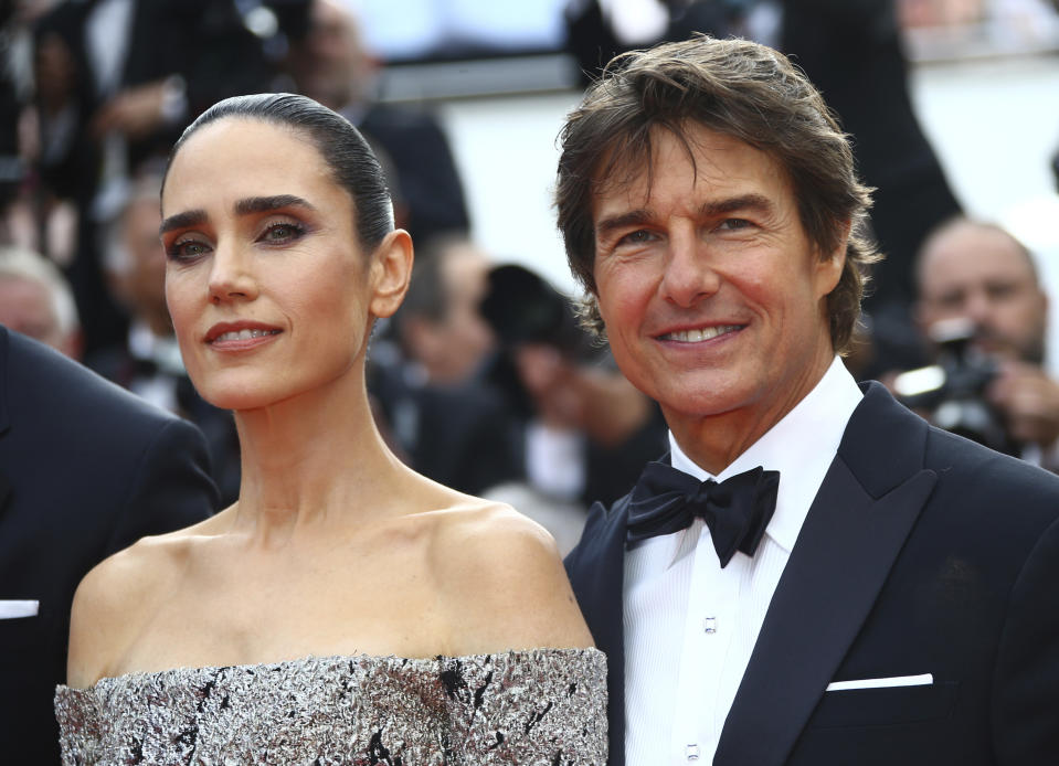 Jennifer Connelly y Tom Cruise posan al llegar al estreno de "Top Gun: Maverick" en la 75ta edición del Festival Internacional de Cine de Cannes, en el sur de Francia, el miércoles 18 de mayo de 2022. (Foto por Joel C Ryan/Invision/AP)