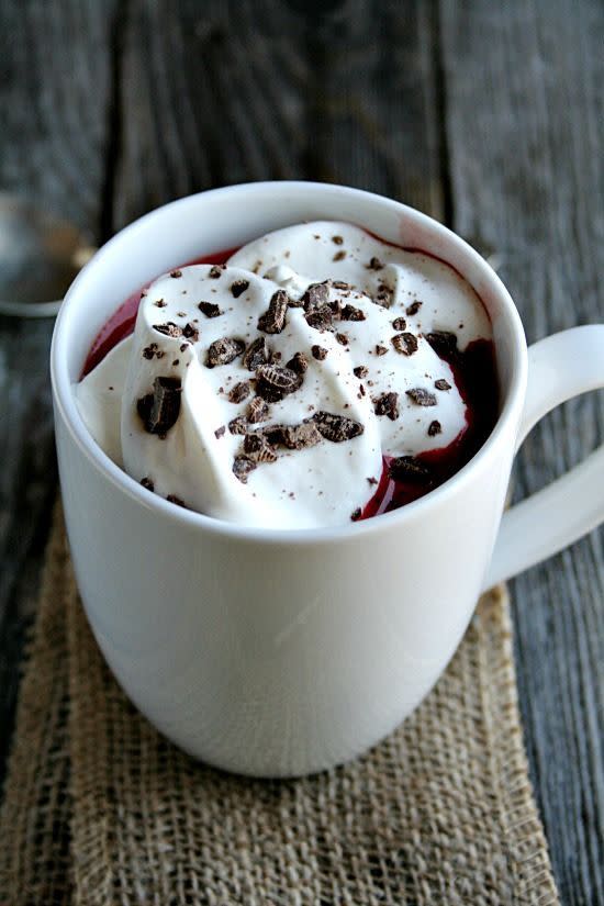 Oui, ce chocolat chaud rouge comme le velours existe, et cette boisson un peu folle en vaut VRAIMENT la peine.