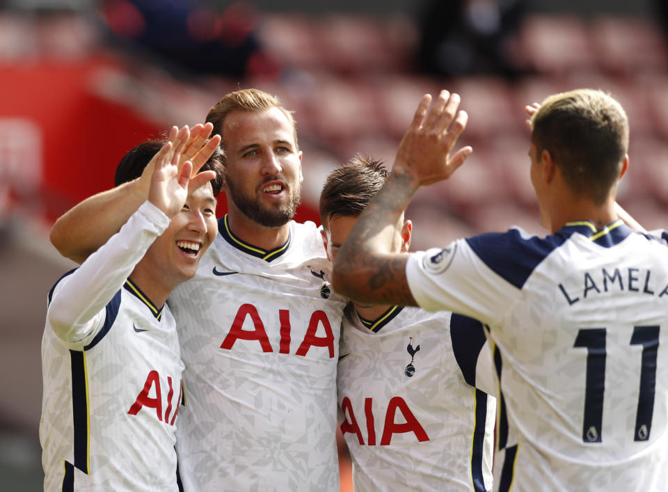 Son Heung-min (izquierda) celebra con sus compañeros tras anotar el tercer gol del equipo en la victoria 5-2 ante Southampton en el partido de la Liga Premier en Southampton, Inglaterra, el domingo 20 de septiembre de 2020. (Andrew Boyers/Pool vía AP)