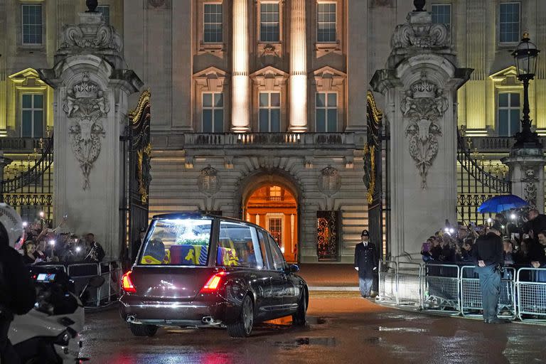 El ataúd de la reina Isabel II llega al Royal Hearse en el Palacio de Buckingham en Londres