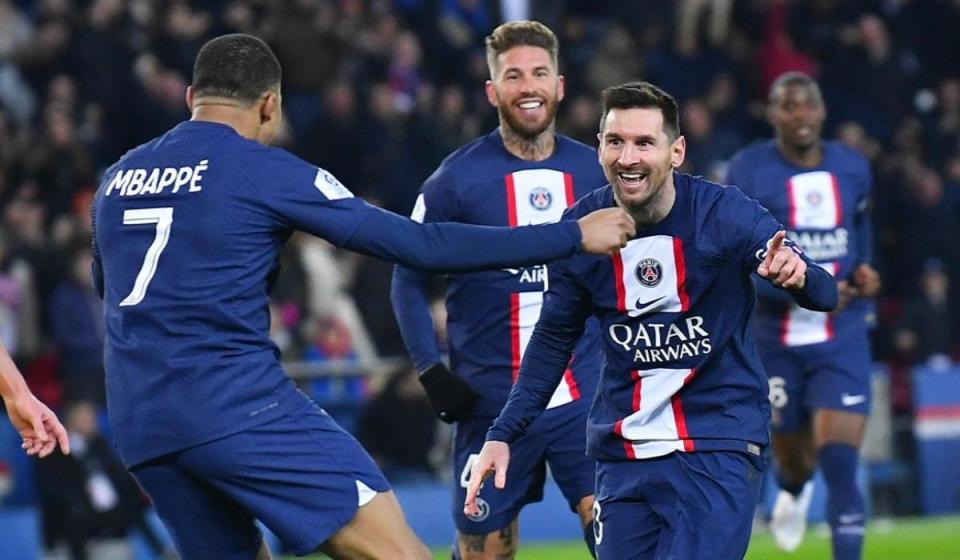 Messi y Mbappé estudiarían salida del PSG. Imagen: tomada de @PSG_espanol