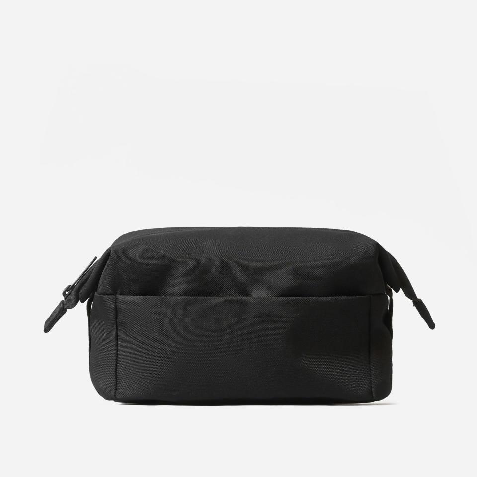 <p><a href="https://go.redirectingat.com?id=74968X1596630&url=https%3A%2F%2Fwww.everlane.com%2Fproducts%2Fmens-renew-catchall-case-black&sref=https%3A%2F%2Fwww.esquire.com%2Flifestyle%2Fg3318%2Fcheap-fathers-day-gifts%2F" rel="nofollow noopener" target="_blank" data-ylk="slk:Shop Now;elm:context_link;itc:0;sec:content-canvas" class="link ">Shop Now</a></p><p>The ReNew Catch-All Case</p><p>everlane.com</p><p>$30.00</p>