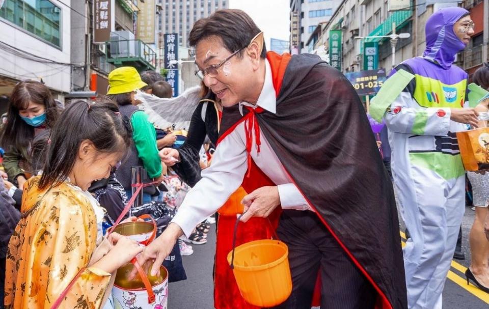 《圖說》「府中搞什麼鬼」活動除了集結50家特色美食、文創百貨以及DIY體驗攤商，還有視覺饗宴的變裝比賽、精彩的藝人表演、討糖大冒險，新北市劉和然代理市長化身吸血鬼與小朋友互動。〈經發局提供〉