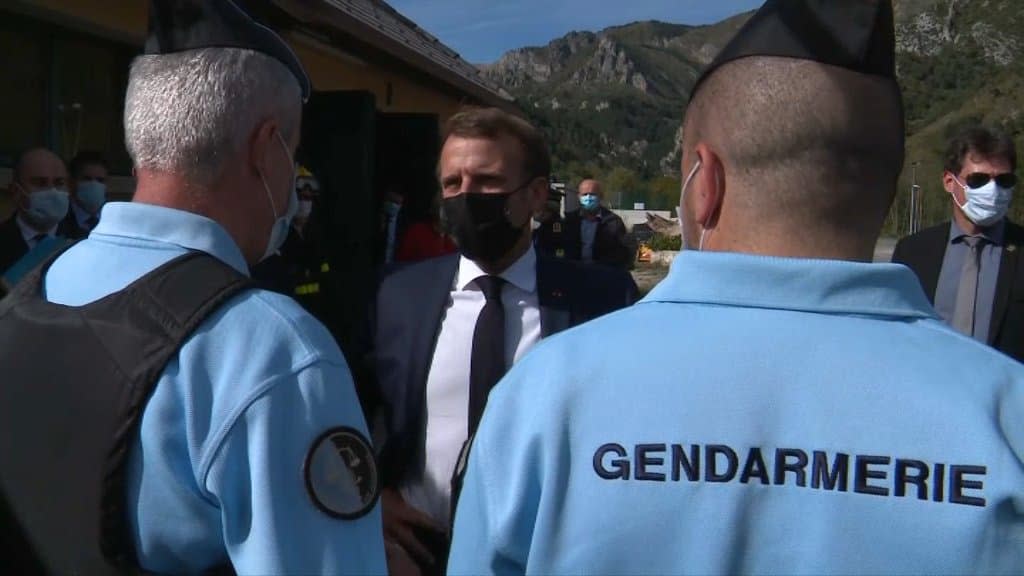 Le président français Emmanuel Macron le 7 octobre 2020 dans les Alpes-Maritimes à la suite des inondations - BFMTV