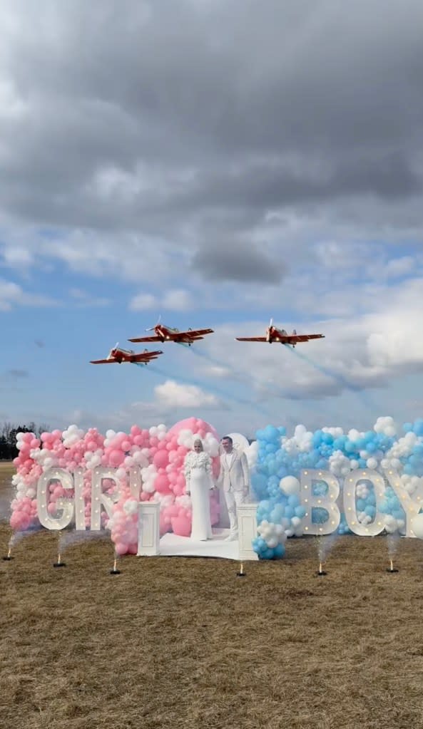 Three planes are spotted in the sky during the gender reveal, as viewers can see smoke trails left behind from the aircraft. Instagram / inga_stumbriene