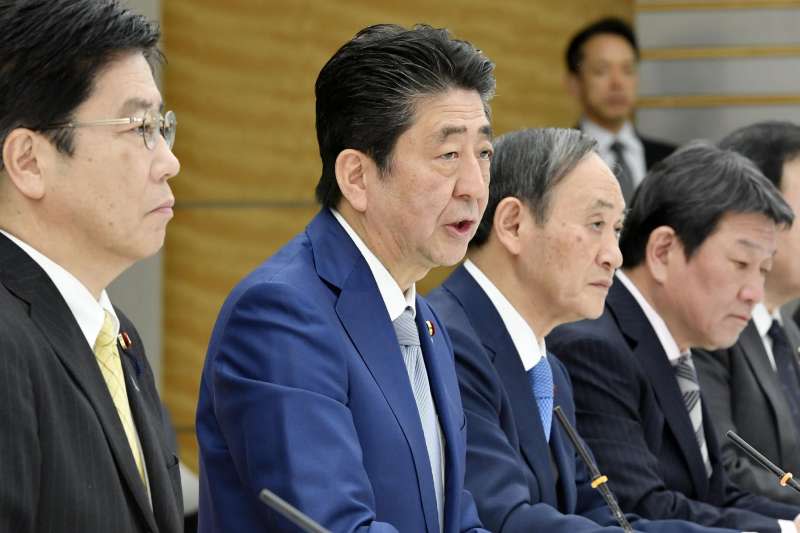 2020年2月，中國武漢肺炎疫情延燒日本，首相安倍晉三主持會議討論相關事宜（AP）