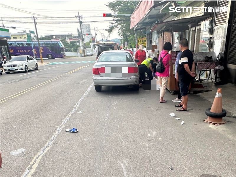 前村長僅一步就到家門，沒想到被肇事駕駛從後追撞輾斃。（圖／翻攝畫面）