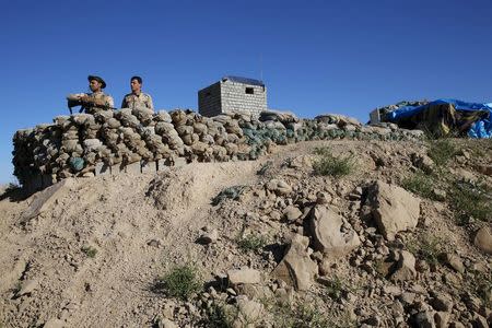 Iraqi soldiers stand guard at their base in Makhmour, south of Mosul, April 17, 2016. REUTERS/Ahmed Jadallah