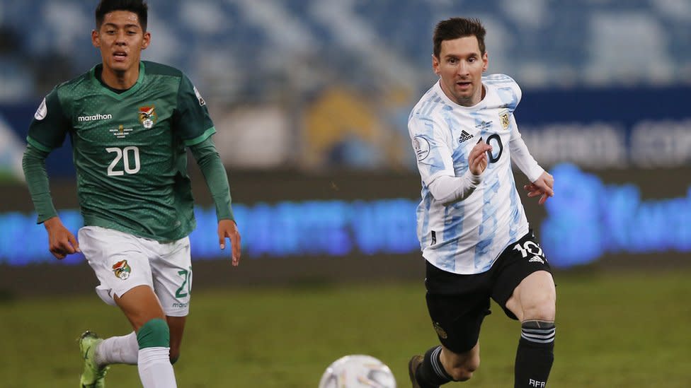 Lionel Messi corre tras la pelota