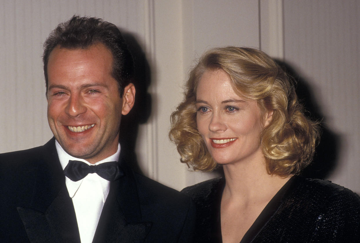 LOS ÁNGELES - 17 DE MARZO: El actor Bruce Willis y la actriz Cybill Shepherd asisten a los 27º Premios Anuales de Radiodifusión Internacional de la Sociedad de Radio y Televisión de Hollywood el 17 de marzo de 1987 en el Century Plaza Hotel en Los Ángeles, California. (Foto de Ron Galella, Ltd./Colección Ron Galella vía Getty Images)