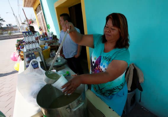 <em>Una trabajadora informal mexicana. REUTERS/Henry Romero</em>