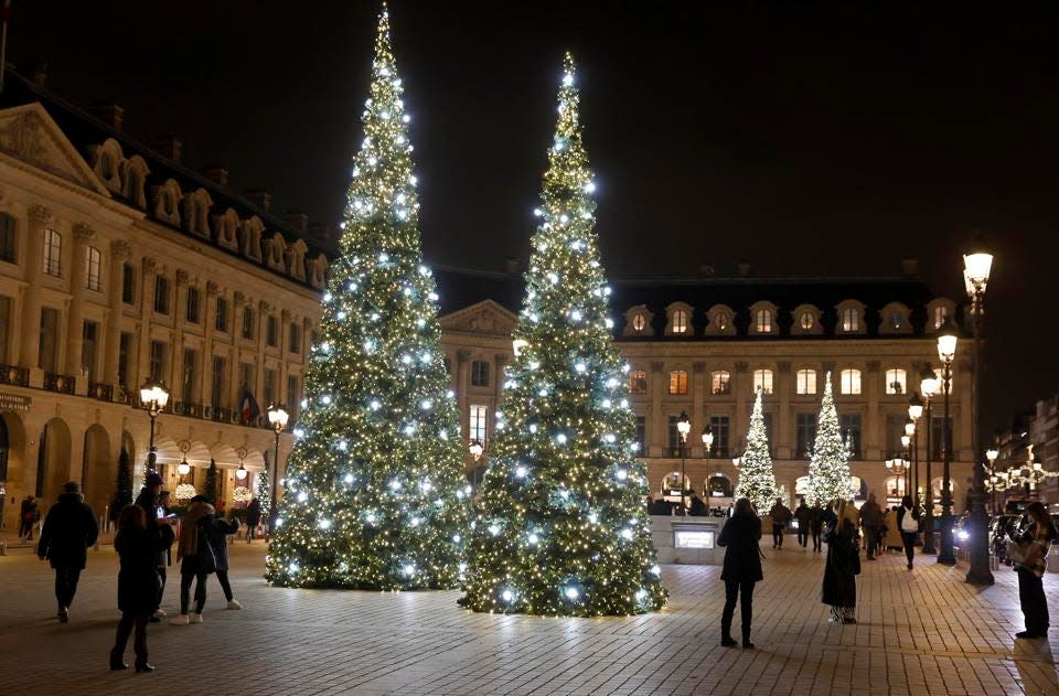 Luces y adornos navideños en Place Vendome, París