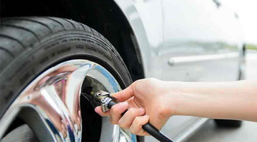 Cuidar los neumáticos implica controlar la presión de inflado.