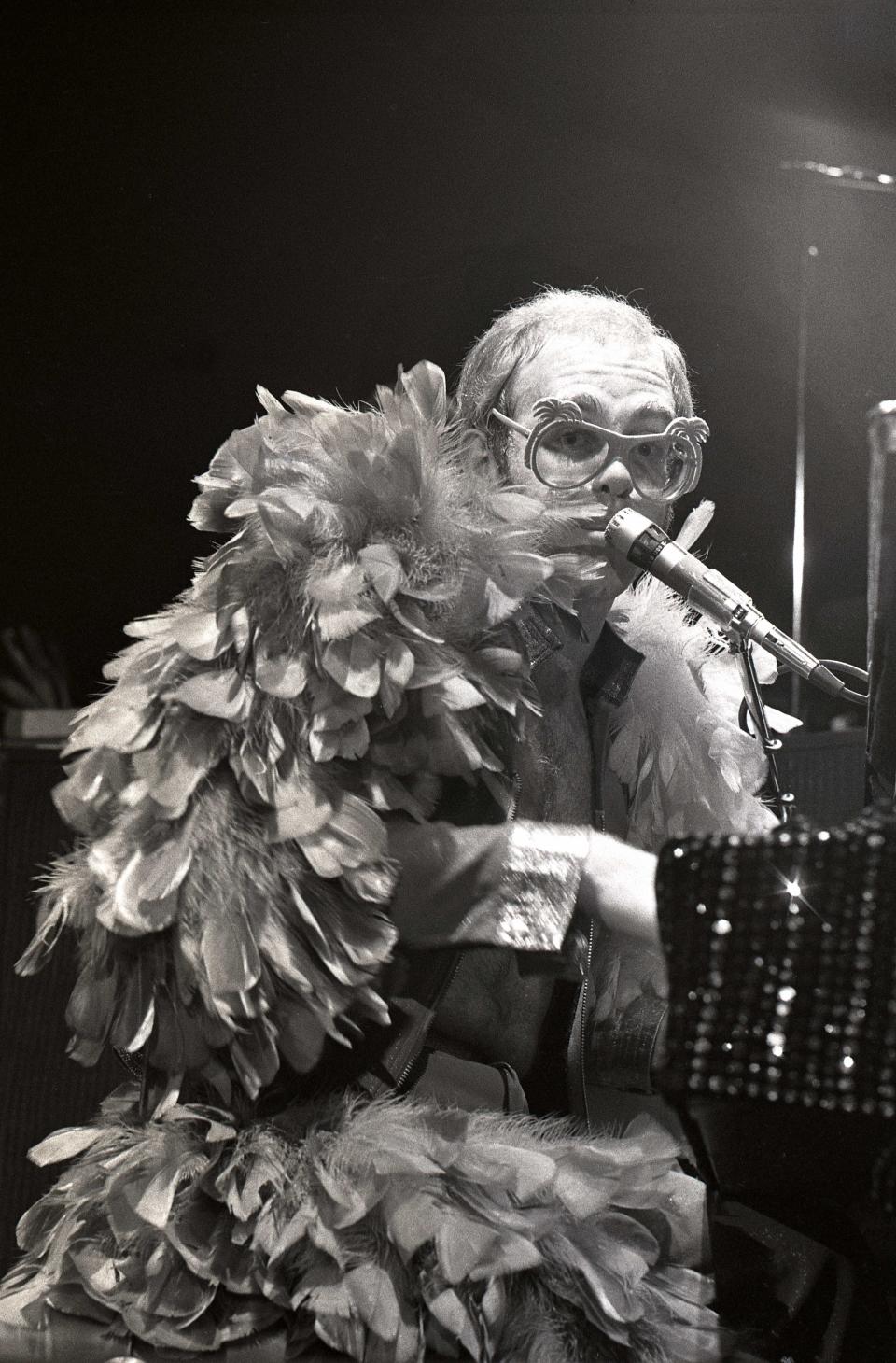 Elton John singing on stage in Honolulu in 1974. (Getty Images)