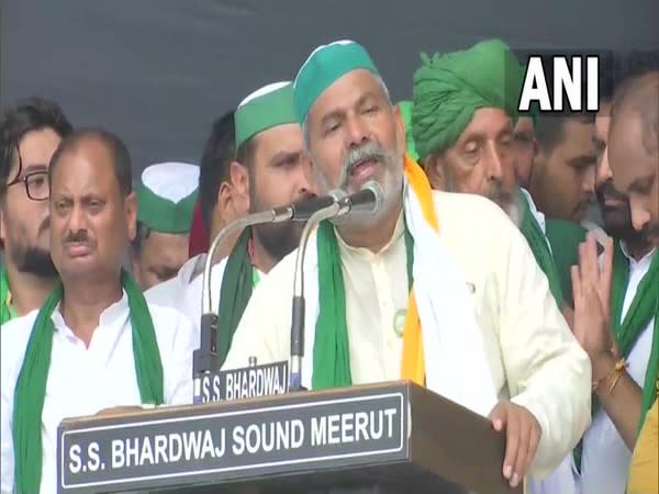 Rakesh Tikait addressing at the Kisan Mahapanchayat in Muzaffarnagar on Sunday. [Photo/ANI]