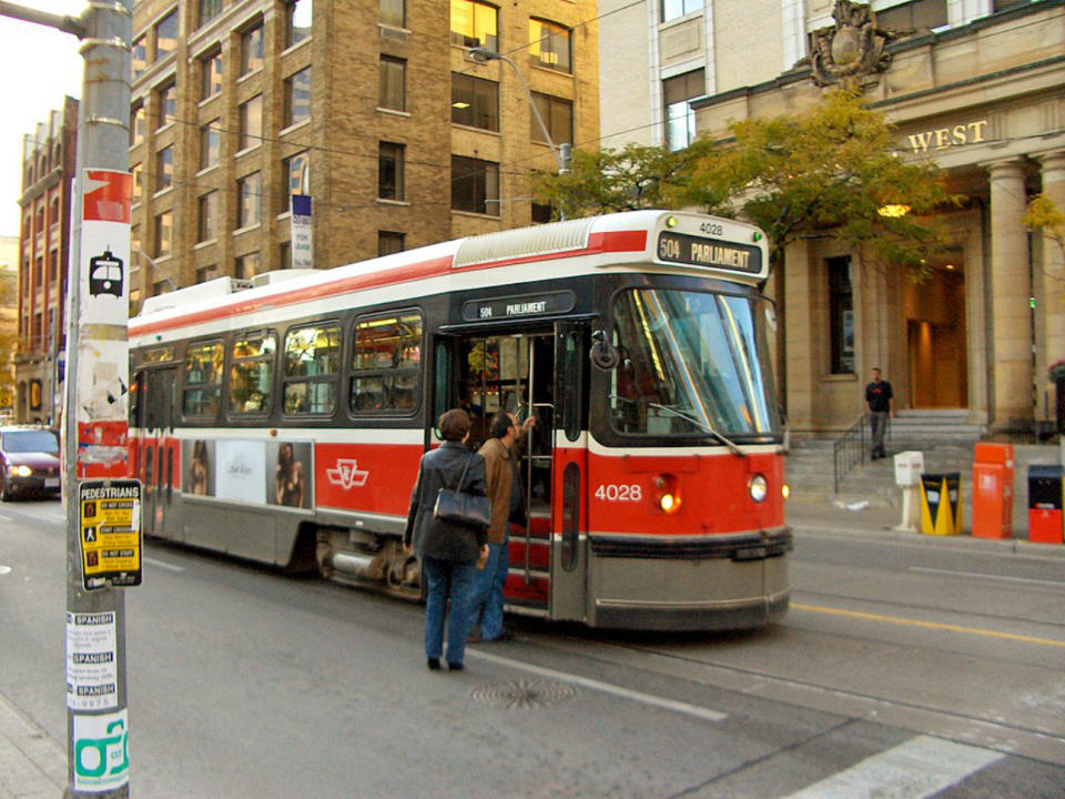 <p>La ciudad más poblada de Canadá es la décima del mundo en la que es más caro utilizar el transporte público. Un residente en Toronto se gasta de media 92 euros cada mes en utilizar la red de la TTC, que incluye líneas de autobús, tranvía y metro. El precio del billete sencillo es de 2,90 euros, aunque hay abonos diarios, semanales y mensuales. (Foto: Wikimedia Commons). </p>