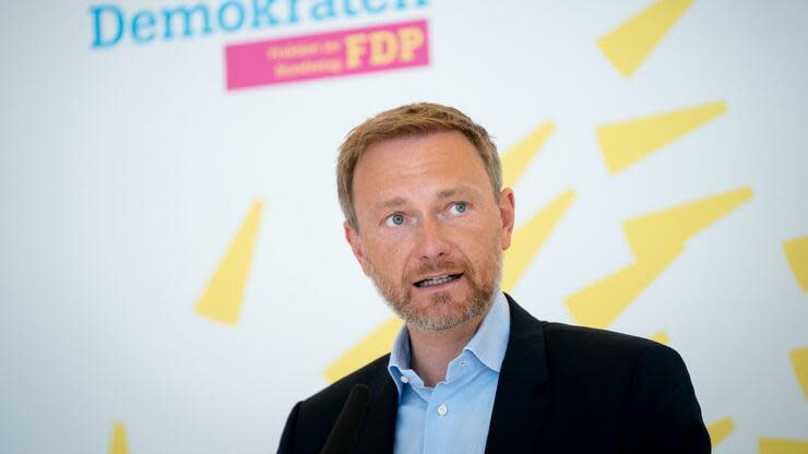 12.05.2020, Berlin: Christian Lindner, Fraktionsvorsitzender und Parteivorsitzender der FDP, spricht zu Beginn der FDP-Fraktionssitzung im Bundestag zu den Medienvertretern. Foto: Kay Nietfeld/dpa +++ dpa-Bildfunk +++ Foto: dpa