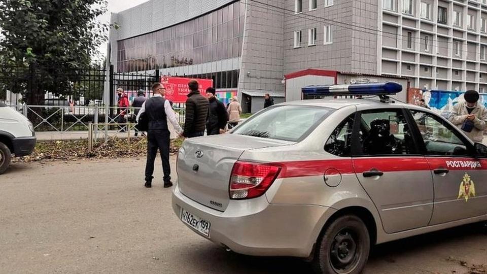 Un vehículo de la Guardia Nacional de Rusia se ve frente a la Universidad Estatal de Perm, el escenario de un tiroteo, 20 de septiembre 2021