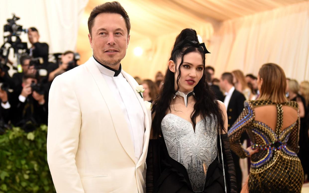 Ungewöhnliches Paar mit einer Vorliebe für ungewöhnliche Namen: Tesla-Chef Elon Musk und Pop-Musikerin Grimes lernten sich auf Twitter kennen. (Bild: 2018 Getty Images/Jason Kempin)