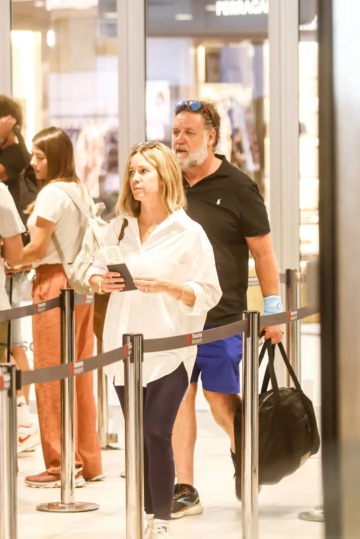 En julio, Crowe fue fotografiado junto a su novia, Britney Theriot, en el aeropuerto de Florencia, Italia. La pareja venía de disfrutar de unos días de paseo y muy buena comida por la renacentista ciudad italiana