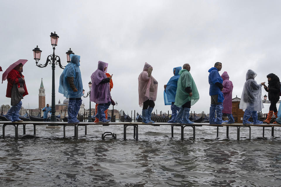 L'Amministrazione comunale di Venezia presenterà richiesta di stato di crisi alla Regione Veneto. Il sindaco Brugnaro: "Tutti i cittadini e le imprese raccolgano materiale utile a dimostrare i danni subiti con fotografie, video, documenti o altro nei prossimi giorni comunicheremo le modalità precise per la richiesta di contributo". Disposta intanto la chiusura delle scuole di Venezia e isole di ogni ordine e grado. (Photo by Stefano Mazzola/Awakening/Getty Images)