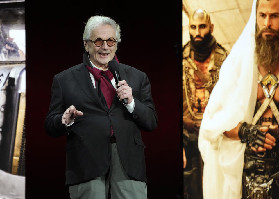 George Miller, director de la próxima película "Furiosa: A Mad Max Saga", habla sobre el filme durante la presentación de Warner Bros. Pictures en CinemaCon 2024, el martes 9 de abril de 2024, en Las Vegas. (Foto AP/Chris Pizzello)